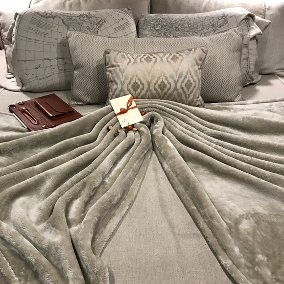 Other - 🍁Donated Luxurious champagne plushie blankie🍁